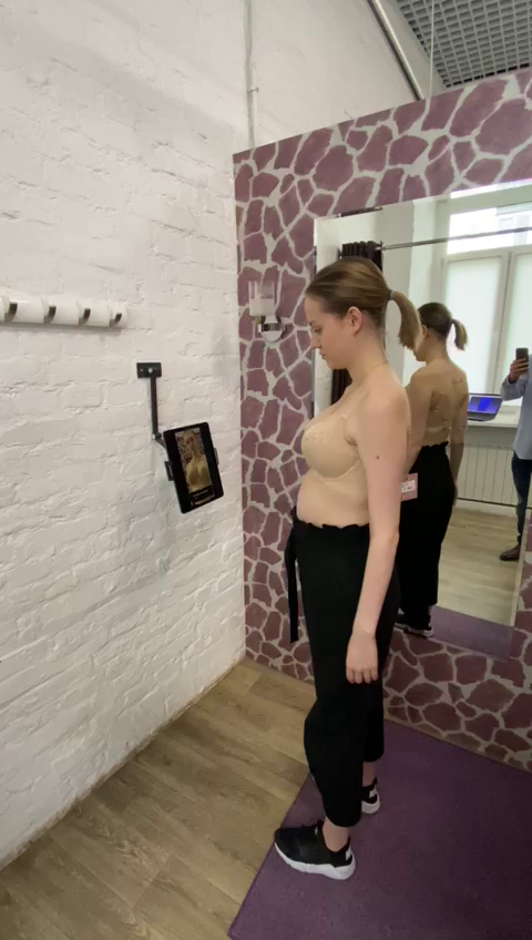 First customer torso scanning in a store with FaceID camera